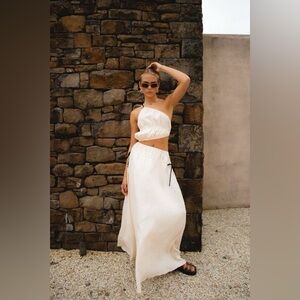 VRG GRL are Amo Linen Maxi Dress - Cream